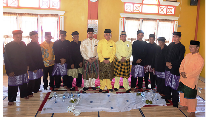 gubri-diberi-gelar-datuk-paduko-diraja_20161220_210013.jpg