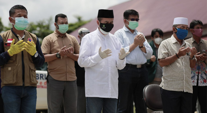 Lepas Almarhum Dokter Oki Alfian yang Wafat karena Covid-19, Gubernur Riau Syamsuar Ikut Terisak