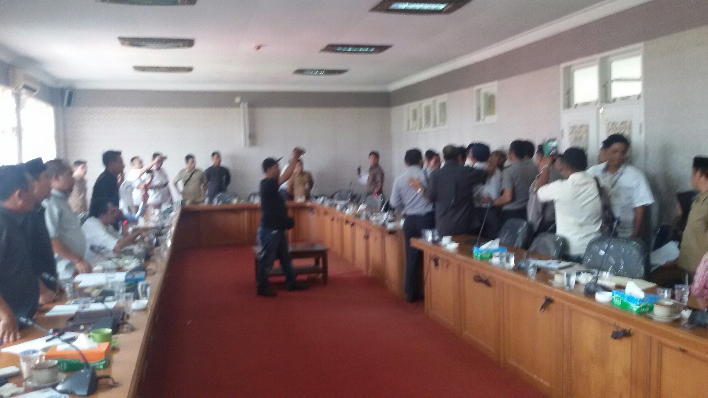 hearing-asperikom-pt-rapp-dengan-dprd-pelalawan-nyaris-ricuh-ok_20171024_121614.jpg