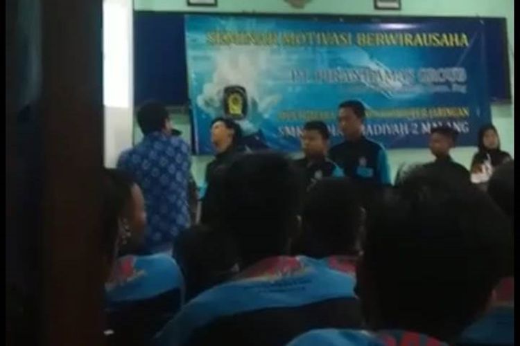 heboh-motivator-tempeleng-siswa-gara-gara-salah-tulis-goblok-10-siswa-alami-lebam-dan-luka-bibir.jpg