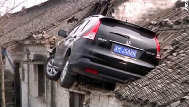 honda-suv-terjerembab-atap-rumah_20170313_174743.jpg