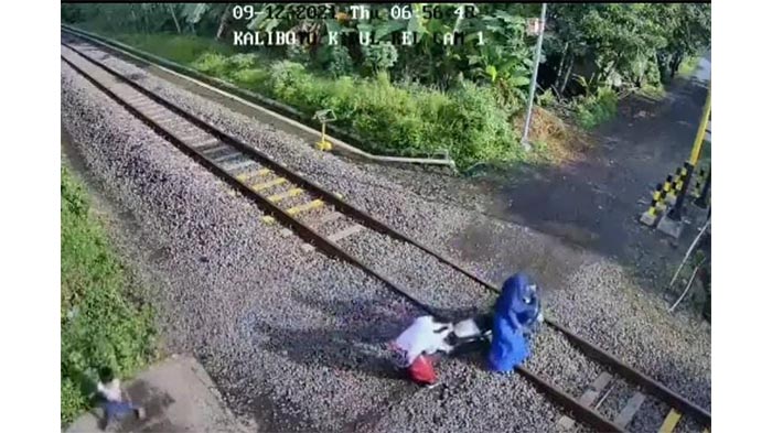 ibu-dan-anak-di-lumajang-nyaris-disambar-kereta-api-saat-melintas.jpg