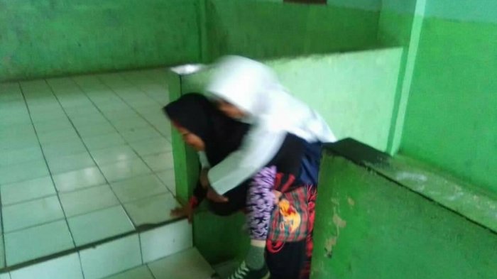 ibu-gendong-anak-unbk_20180426_155556.jpg
