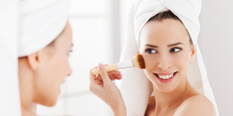 Gunakan Lensa Kontak Sebelum Tata Rias Wajah