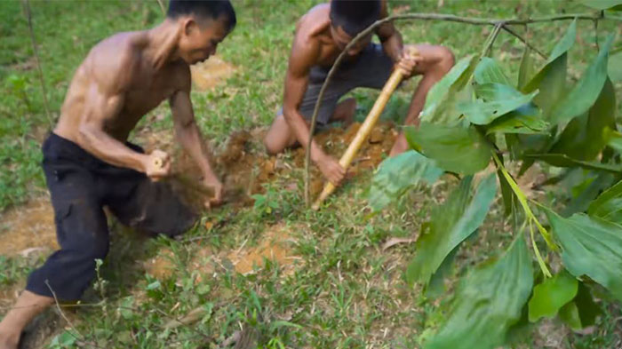 Ikuti Petunjuk Dalam Mimpi, Pria Ini Temukan Kerangka dan Benda Aneh Lainnya di Dalam Tanah Galian