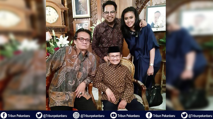 immemories-bj-habibie-dengan-pasangan-suami-istri-asal-riau-pesan-bj-habibie-saat-pernikahan-mereka.jpg