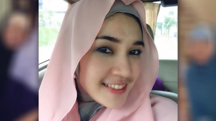 ingat-dhini-aminarti-dulu-artis-terkenal-kini-muncul-dengan-memberi-kabar-menyedihkan-dari-suami.jpg