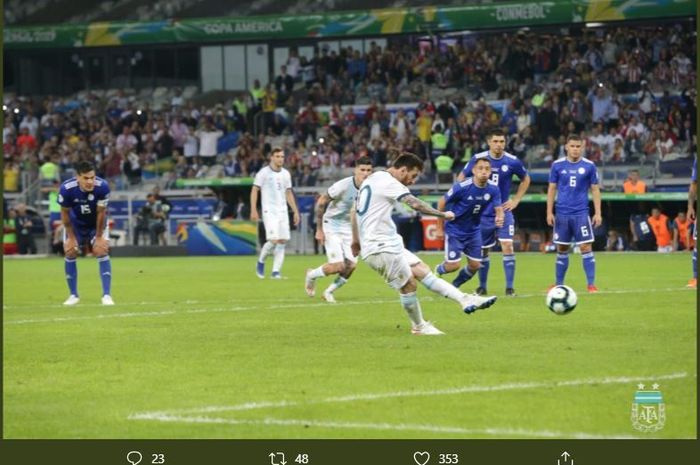 ionel-messi-saat-mencetak-gol-ke-gawang-paraguay.jpg