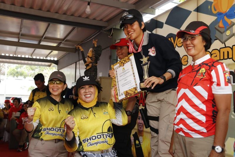 ipda-nyoman-santhi-purwani-juara-lomba-menembak-polri_20180903_151909.jpg