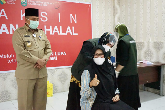 istri-bupati-siak-divaksin.jpg