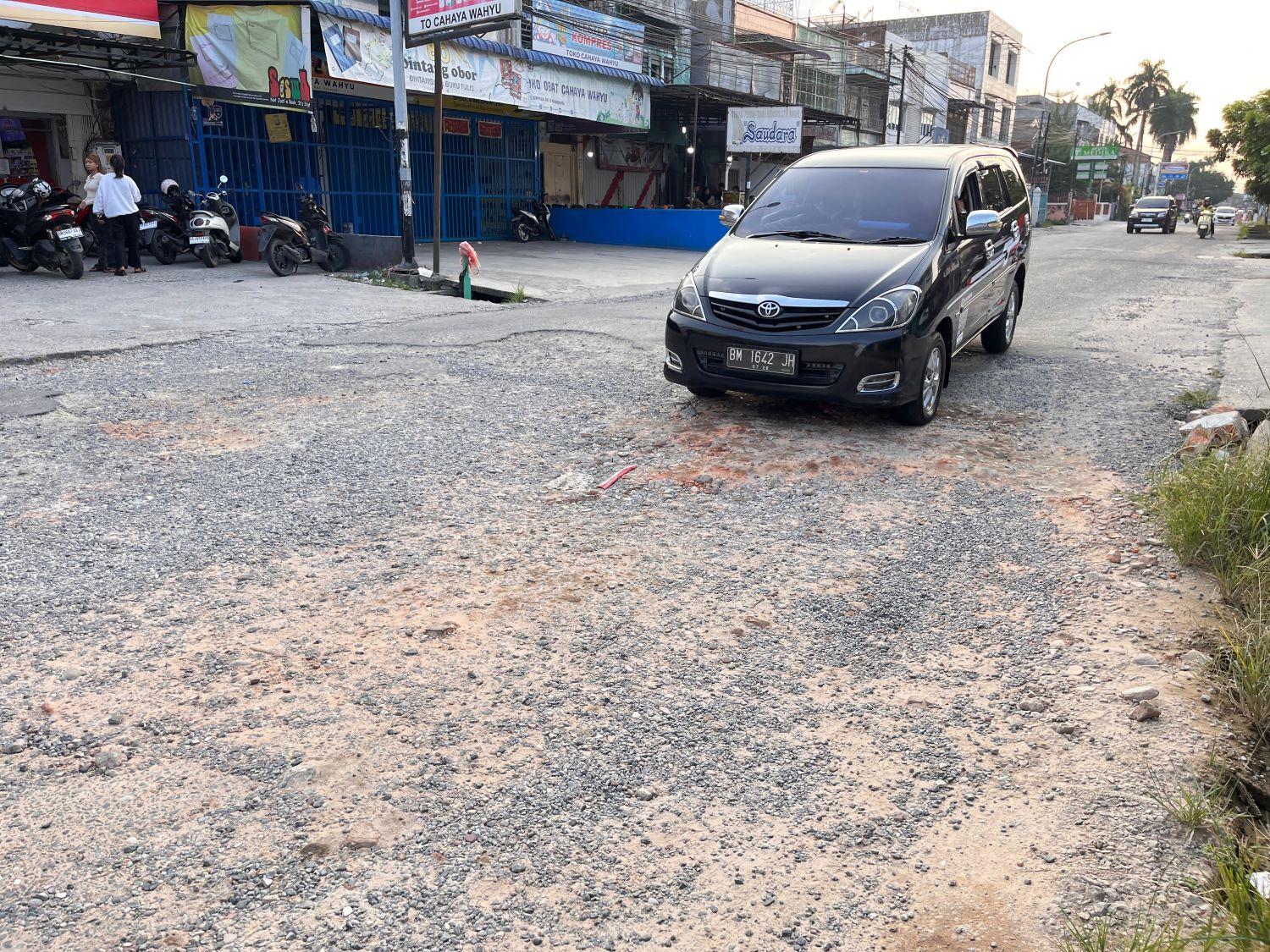jalan-cempaka-pekanbaru-amblas-rusak.jpg