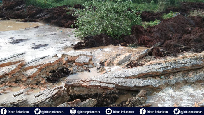 jalan-lintas-siak-buton-riau-tiba-tiba-ambruk-sepanjang-200-meter-truk-tronton-tertimbun.jpg