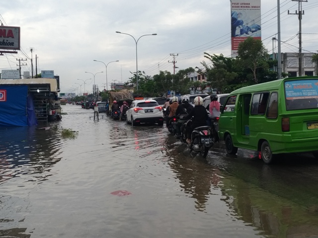 Jalan Soebrantas Tergenang Air dan Sebabkan Macet, Arus Lalin Dialihkan Ke SM Amin