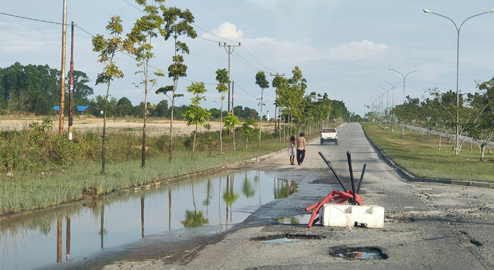 jalan-sultan-syarif-hasim-pangkalan-kerinci-berlobang.jpg