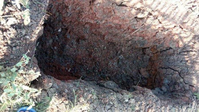 Ziarah ke Makam Suami, Ibu Ini Kaget Lihat Makam Terbongkar, Ada Bercak Darah Ayam dan Uang