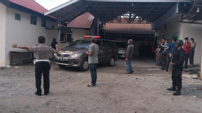 jenazah-santoso-diberangkatkan-dari-rs-bhayangkara-palu-menuju-poso_20160723_215628.jpg
