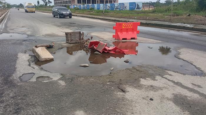 jl-sudirman-rusak-usai-banjir.jpg<pf>jalan-rusak-pku-sudirman1.jpg<pf>jl-sudirman-pku-rusak-usai-banjir2.jpg
