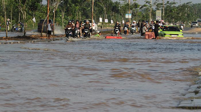 jl-sudirman-ujung-banjir-lagi-minggu.jpg<pf>jl-sudirman-ujung-banjir-lagi-2.jpg<pf>jl-sudirman-ujung-banjir-lagi-3.jpg
