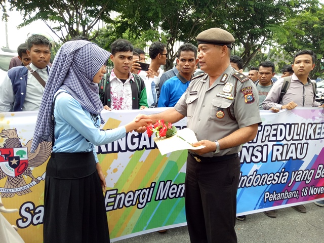 jmpk-beri-bunga-pada-polisi_20161118_213155.jpg