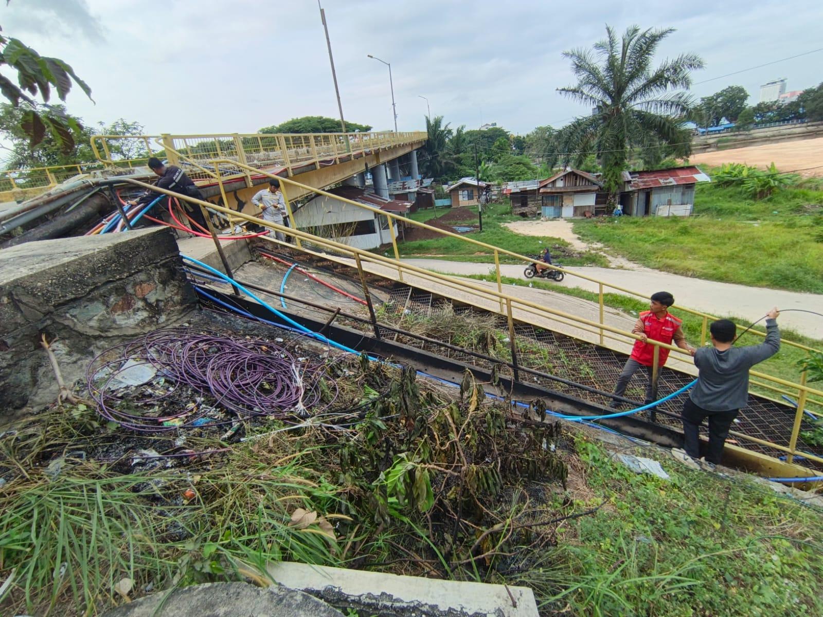 kabel-internet-hangus-terbakar-di-ujung-Jembatan-Leighton-Pekanbaru.jpg