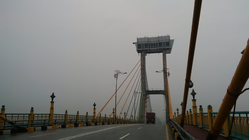 kabut-asap-siak-jembatan-tengku-agung-sultanah-latifah-07102015_20151007_165916.jpg