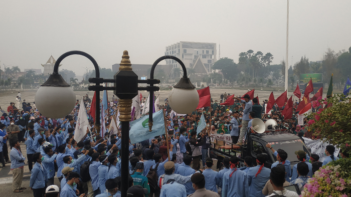 Kabut Asap Tak Kunjung Reda, Mahasiswa Unri & Umri Gelar Aksi Unjuk Rasa Depan Kantor Gubernur Riau