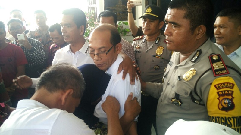 kades_kepenuhan_timur_ditahan_20180404_212209.jpg