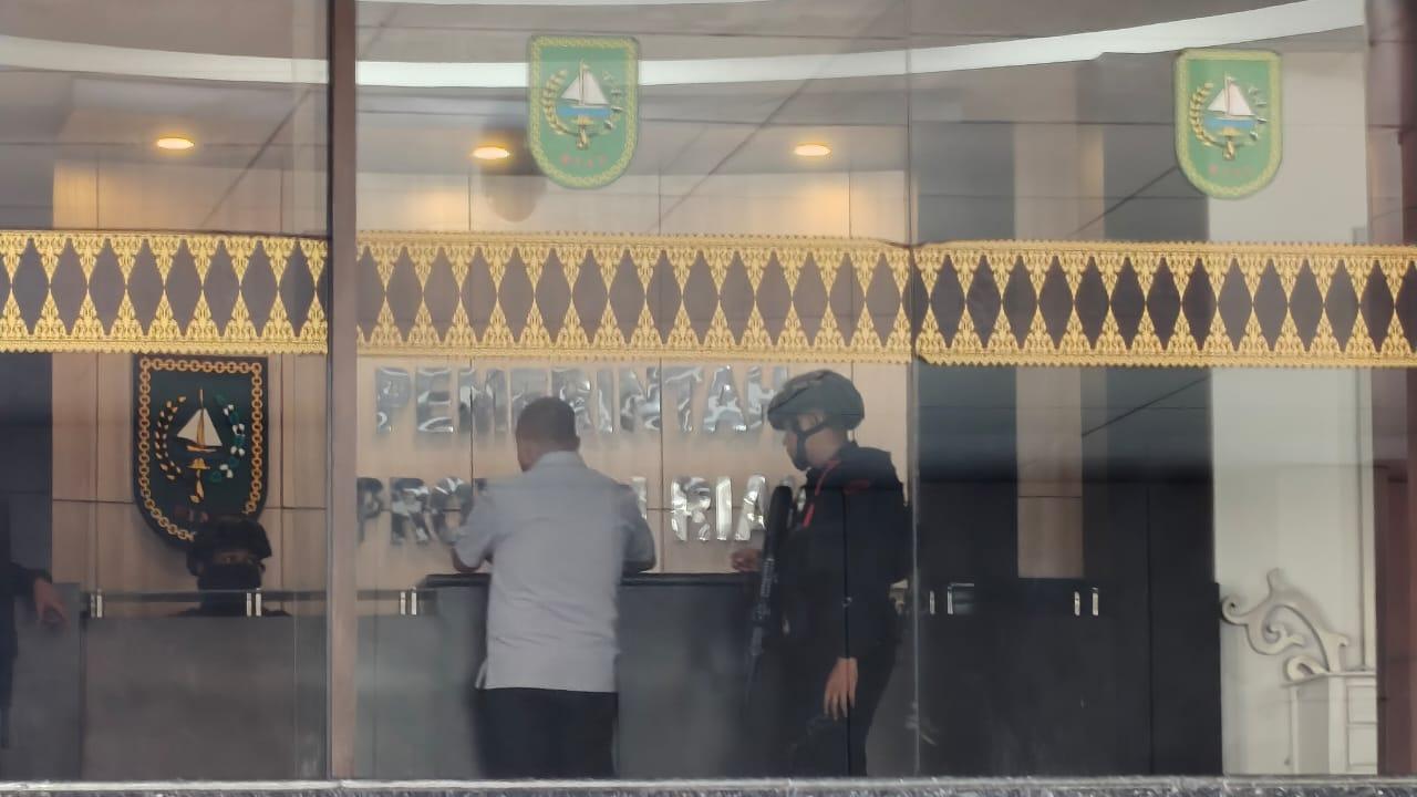 kantor-gubernur-riau-digeledah-KPK-kasus-wahid.jpg