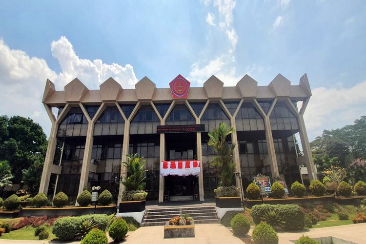 kantor-pemkot-magelang-berlogo-tni.jpg