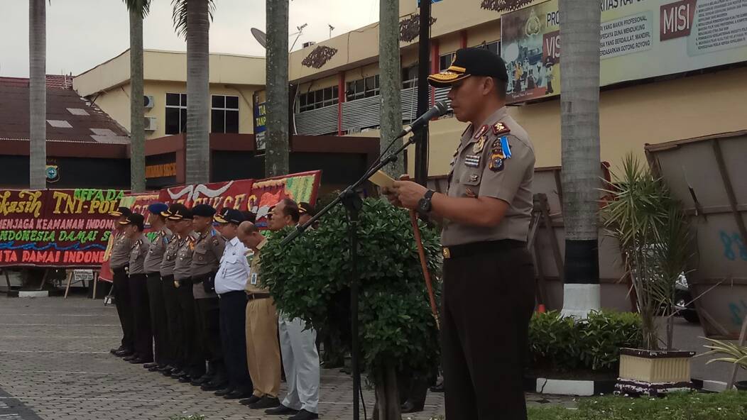 kapolda-riau-irjen-pol-zulkarnain-adinegara-pimpin-apel-operasi-patuh-siak_20170509_091908.jpg