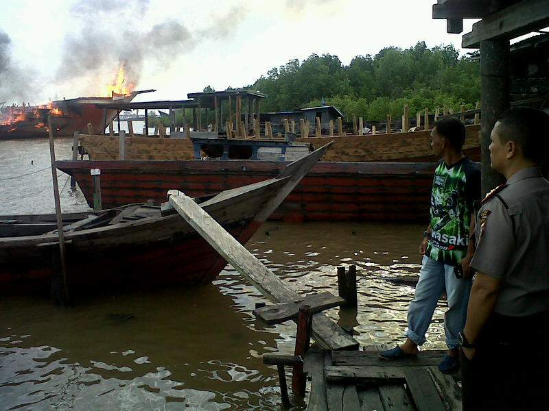 kapolres-dumai-tinjau-kapal-terbakar_20161214_093937.jpg