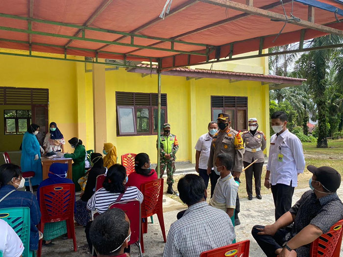 kapolres-siak-sapa-warga-vaksin.jpg