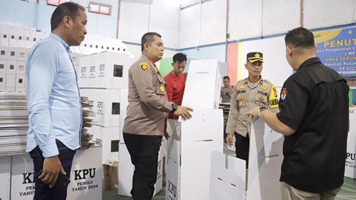 kapolres-tinjau-gudang-logistik-dumai.jpg