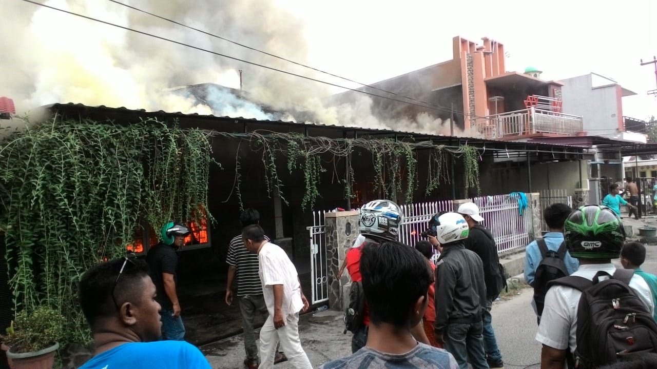kebakaran-di-jalan-pepaya-pekanbaru_20180718_155015.jpg