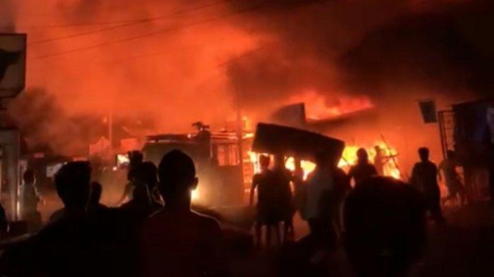 Percikan Api di Kedai Kopi Merembet ke Bangunan Lain, Pasar Kambang Pessel Terbakar Hebat
