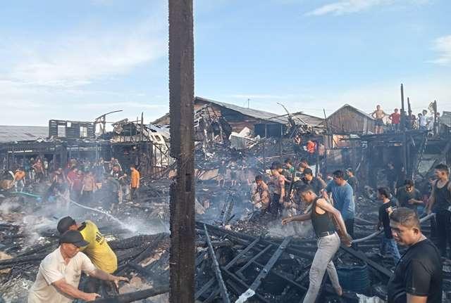 Berharap Masih Ada yang Bisa Digunakan, Korban Kumpulkan Barang Sisa Kebakaran di Tanah Merah Inhil