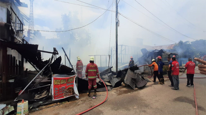 Api Diduga Dari Kompor yang Ditinggal Saat Masak, 3 Rumah Petak di Pekanbaru Ludes Terbakar