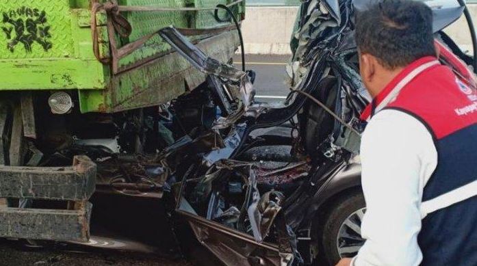 BRAK! Honda Jazz Remuk Seruduk Truk, Jalan Tol Makan Korban, Empat Orang Meninggal