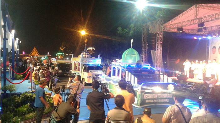 kegiatan-pawai-takbir-keliling-di-kota-pekanbaru_20160911_214715.jpg