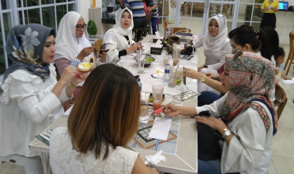 kelompok-arisan-mama-cantik-macan-kembali-memulai-rutinitas-bulanan-kumpul-bersama_20171105_070919.jpg