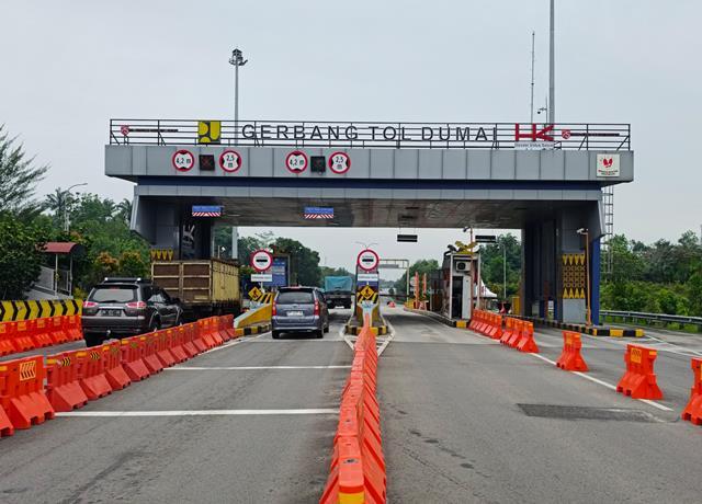 kendaraan-lewat-gerbang-tol-di-riau.jpg