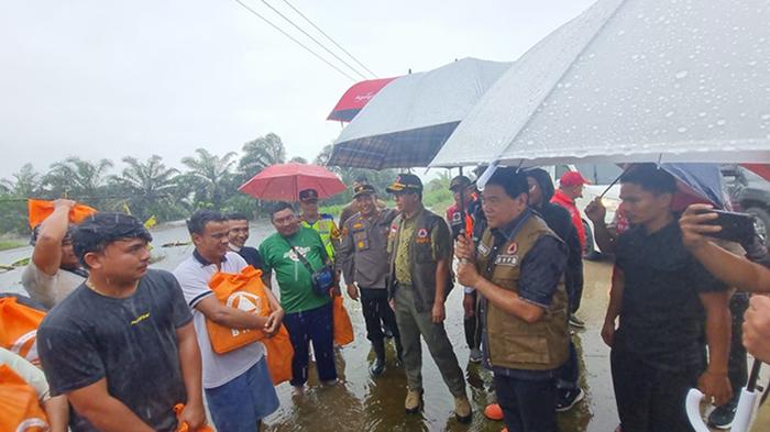 Tinjau Banjir di Jalintim Pelalawan, Kepala BNPB Letjen Suharyanto Terobos Air dan Hujan Lebat