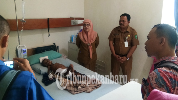 kepala-diskes-bengkalis-kunjungi-anak-kelainan-jantung-irwan_20180910_181534.jpg