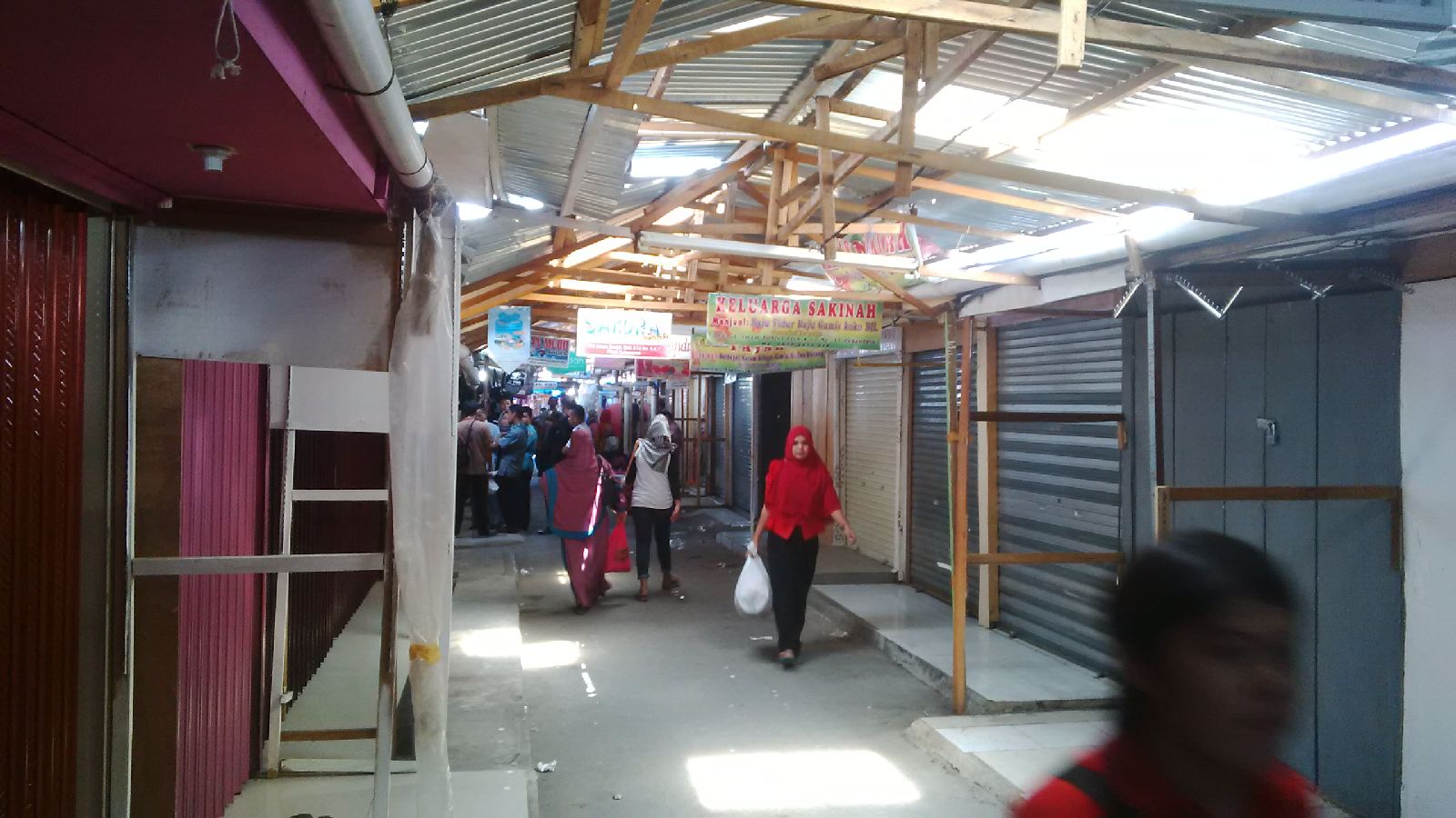 kios-tempat-penampungan-sementara-tps-plaza-sukaramai-tutup_20160826_114223.jpg