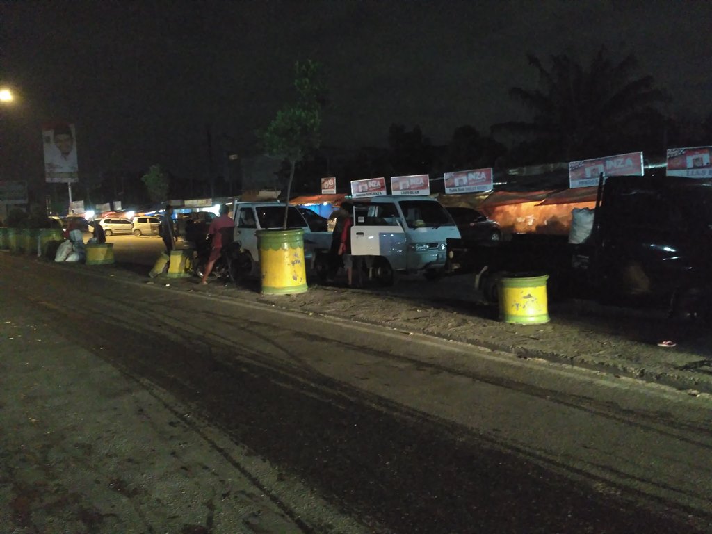 komdisi-bongkar-muat-di-depan-pasar-pagi-arengka_20171012_091506.jpg