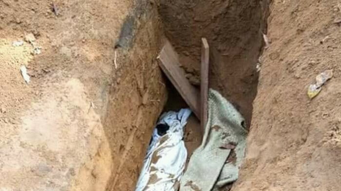 Mau Ziarah Keluarga Ini Kaget, Makam Janda Dibongkar,Rambut & Benang Pengikat Diambil, Jenazahnya. .