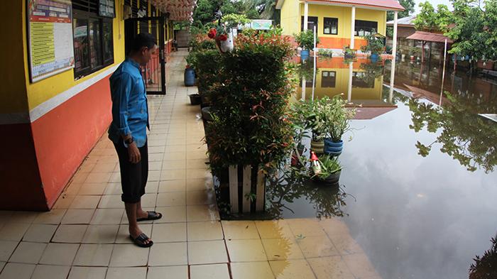 FOTO : SDN 120 Pekanbaru Banjir Akibat Luapan Sungai Siak, Siswa Terpaksa Belajar Online - kondisi-sdn-120-pku.jpg