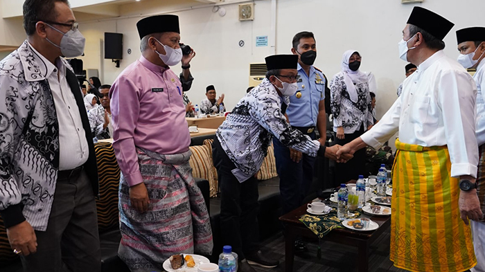 konferensi-kerja-ketua-pgri-riau-sebut-gubernur-riau-syamsuar-pemimpin-yang-peduli-pada-guru.jpg