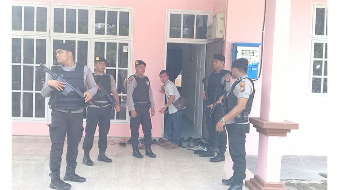 kpk-geledah-rumah-dinas-sekda-dumai_20170816_115159.jpg