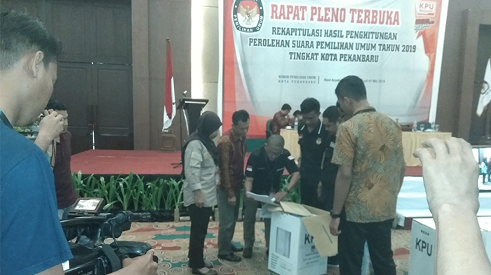 kpu-kota-pekanbaru-bawaslu-membuka-kotak-da-1.jpg